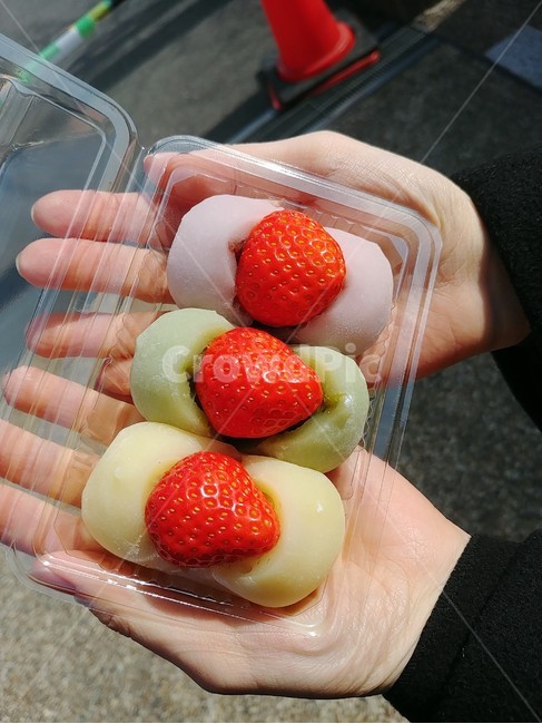mochi,fruit mochi,fruit rice cake,rice cake,strawberry,food