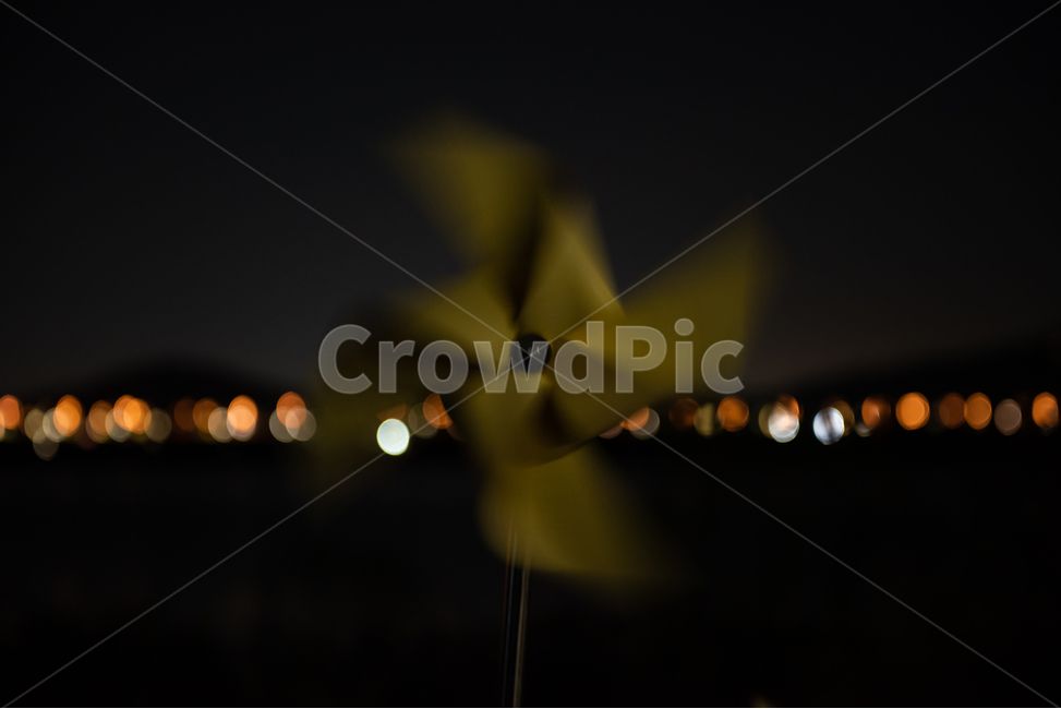 바람개비,노랑,밤,어두운,돌다,배경,불빛,빛,빛나는,블러,바람,pinwheel,yellow,night,dark,spin,background,light,shiny,blur,wind,lighting,조명