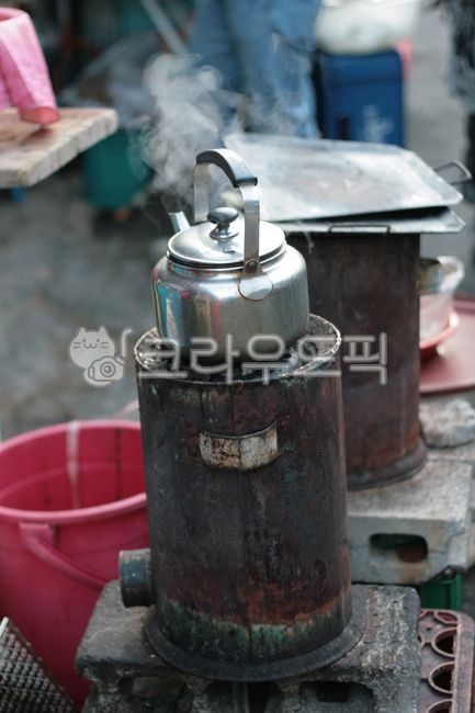 난로,연탄난로,주전자,연기,수증기,시장,감성,감수성,분위기,무드,emotion