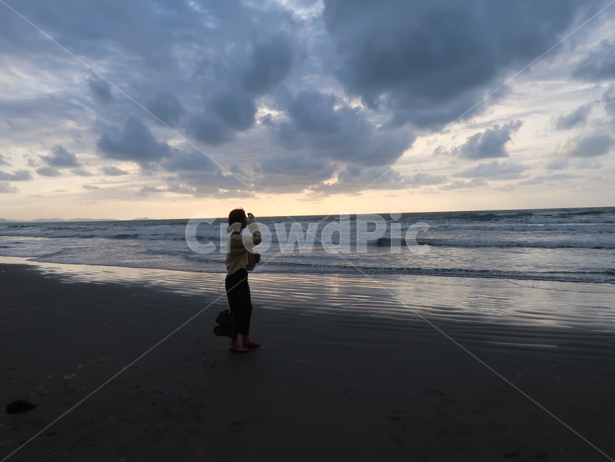 human,인간,person,사람,nature,자연,outdoors,옥외,sea,바다,물,water,ocean,대양,구름,노을,해변,산책,여자,소녀,치마,말레이시아,동남아,휴양지,여행,해외,혼자,맨발,모래사장,모래