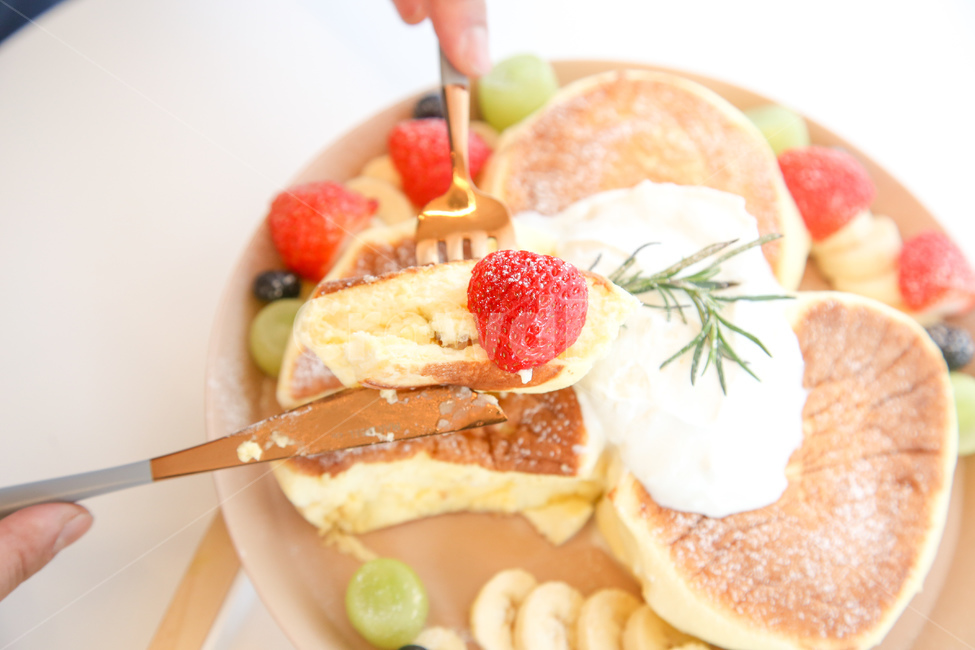 food,음식,bread,빵,pottery,saucer,받침접시,생크림,과일,로즈마리,우드접시,음식,식재료,요리,food,cook,meal,dishes,food reserves,디저트,간식,후식,dessert,snack