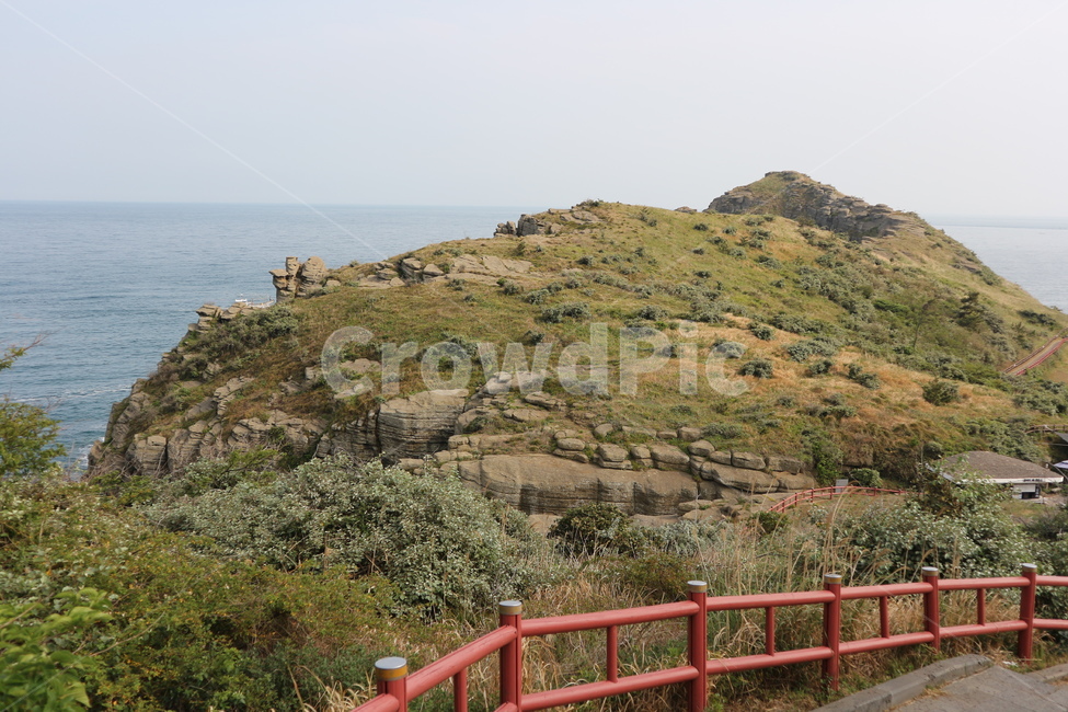 제주도,제주바다,용머리해안,산방산,산,바다,자연,풍경,화산,화산섬,섬,경치,휴가,대자연,운치,힐링,해안,배경,제주,하늘,구름,풀,잎,울타리,jeju,jejudo,sea,jejuisland,island,bacation,coast,flavor,healing,background,sanbangsan,yongmoricoast,nature,plant,volcano,cloud,돌,stone