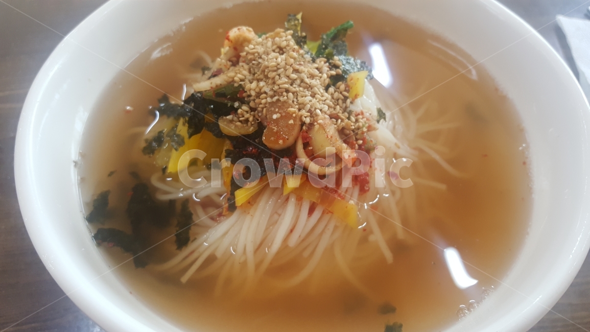 음식,잔치국수,멸치국물,간식,국수,고명,따뜻한국물,국수요리,음식,식재료,요리,food,cook,meal,dishes,food reserves,면류,면요리,noodles,한식,한국음식,한국요리,korean food,korean dishes,korean meal,korean cook