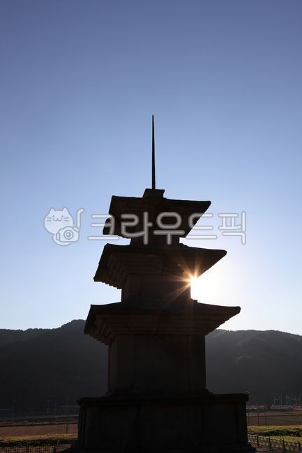 감은사지삼층석탑,감은사지,삼층석탑,석탑,탑,감은사지3층석탑,3층석탑,문화재,유적,사적,국보,112호,국보112호,실루엣,햇빛,빛,역광,하늘,신라,신라시대,통일신라,경주,경주시,경북,경상북도,한국