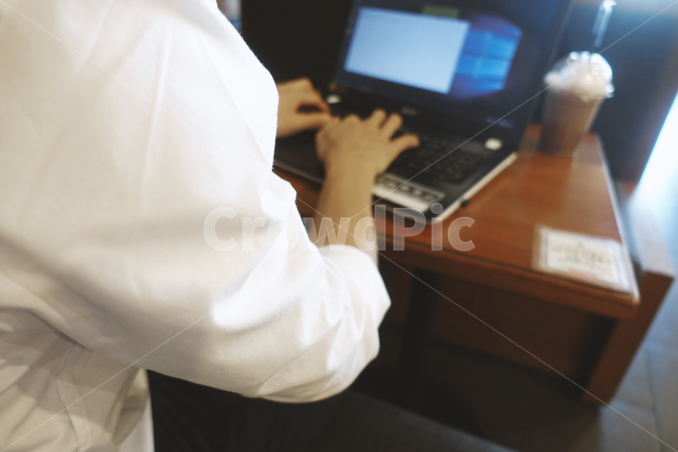 업무,비즈니스맨,카페,노트북,notebook,타이핑,typing,businessman,오피스,비즈니스,사업,business,service,work