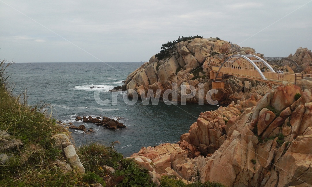 울산,대왕암,다리,바다,풍경,바위,산책로,산책,파도,관광,수상다리,하늘,날씨,흐림,자연,풍경,nature,landscape,promontory,곶,outdoors,옥외,cliff,낭떠러지