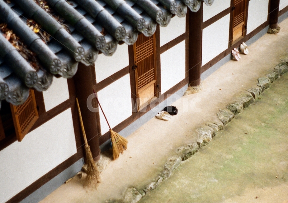 빚자루,절,신발,사찰,옛날집,초가집,필름,한국전통,한국문화,korean traditional,korean culture,건축물,건물외관,exterior,building,structure,architecture,construction