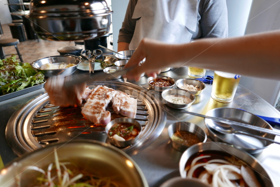 돼지고기,food,삼겹살,식품,육류,숯불구이,고기,양념,맥주,술자리,음식,식재료,요리,food,cook,meal,dishes,food reserves,육류,고기,meat
