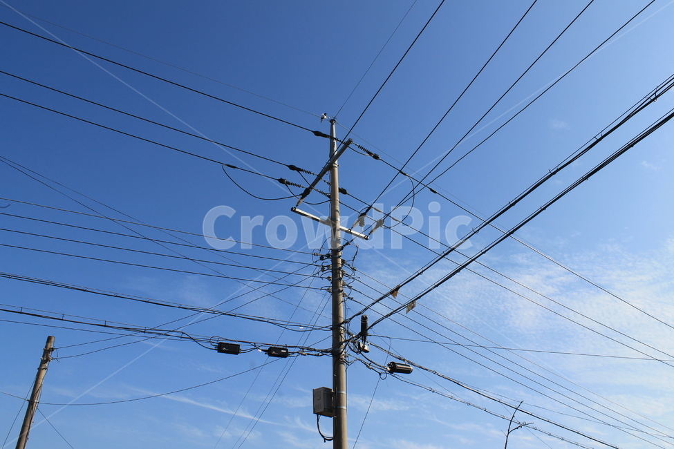 전봇대,전신주,전기선,telephonepole,utilitypole,파란하늘,telegraphpole,전력케이블,cable,케이블,sky,bluesky,파른하늘,푸른하늘,하늘