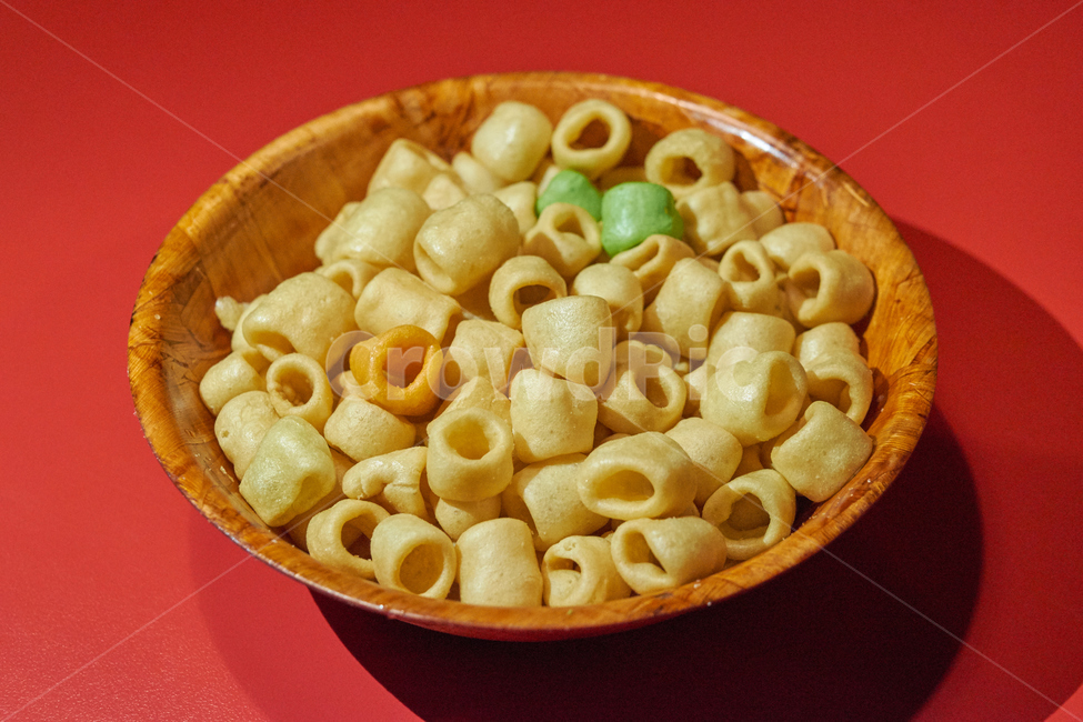 마카로니,술안주,술,맥주,소주,호프,빨강,빨간,테이블,접시,바구니,갈색,연두색,과자,안주,무료,서비스,뻥튀기,음식,식재료,요리,food,cook,meal,dishes,food reserves,디저트,간식,후식,dessert,snack