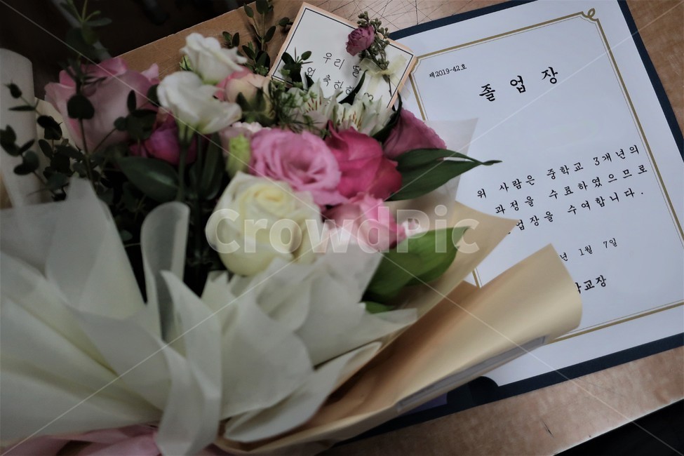 졸업,졸업식,행사,꽃다발,졸업장,축하꽃,축하,학교,기념일,책상,기념일,축하,anniversary,congratulation,celebrate,celebration,교육,학교,공부,education,learning,study,school