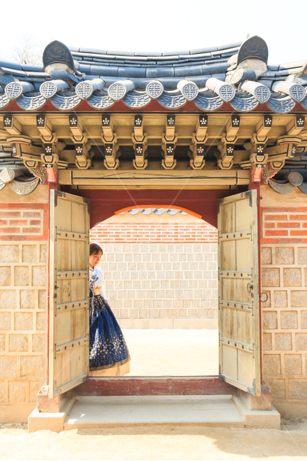 한복,경복궁,전통,여성,여인,여자,아름다운,궁,궁전,궁궐,고궁,의상,복장,고운,자태,규수,처녀,낭자,아씨,산책,나들이,문,대문,출입문,출입,햇빛,열린,의복,기와,지붕,한국전통,한국문화,korean traditional,korean culture,한복,한국전통의상,hanbok,korean traditional clothes,랜드마크,landmark,tourist attraction,한국랜드마크,한국관광지,한국명소,korea landmark,korea tourist attraction,사람,인물,인간,human,person,여성,여자,woman,female,lady,건축물,건물외관,exterior,building,structure,architecture,construction