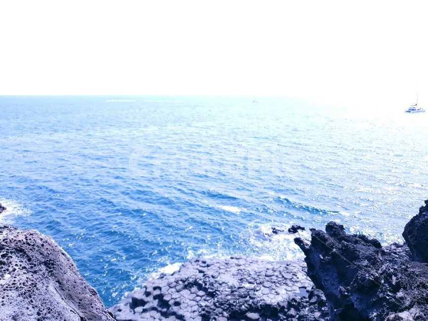 바다,풍경,파도,주상절리,제주도,푸른,밝은,돌,암석,화산,환한,빛,파란,깊은,자연,풍경,nature,landscape,promontory,곶,outdoors,옥외,cliff,낭떠러지,ocean,대양,sea,water,물