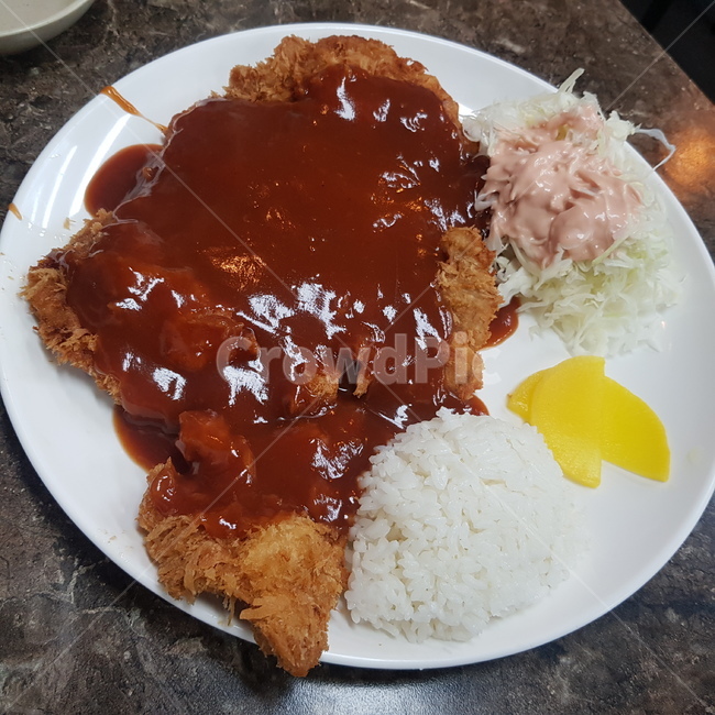 돈까스,왕돈까스,밥,단무지,분식,소스