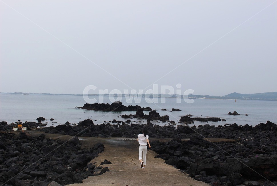 해안가,달리는,뒷모습,바다,달리는여자,제주도바다,제주도,여자,jeju,jejuisland,sea,beach,running,run,waterfront,runninggirl,runningwoman,woman,appearancefrombehind