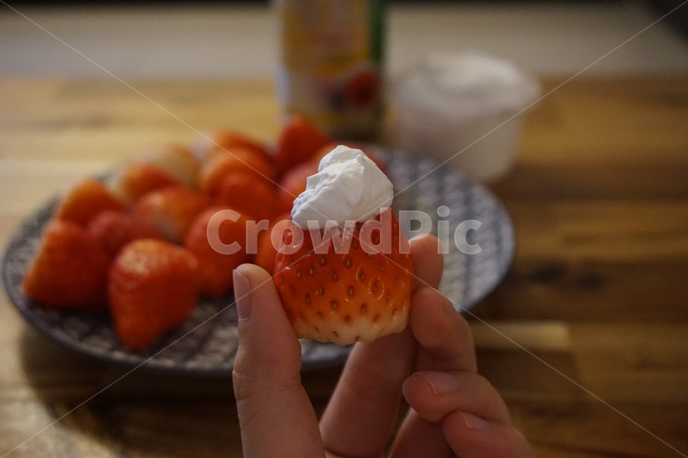 딸기,생크림,딸기와생크림,휴식,과일,strawberry,감성,whippedcream,freshcream,fruit,딸기생크림,여유,상큼,신선한과일,간식,야식