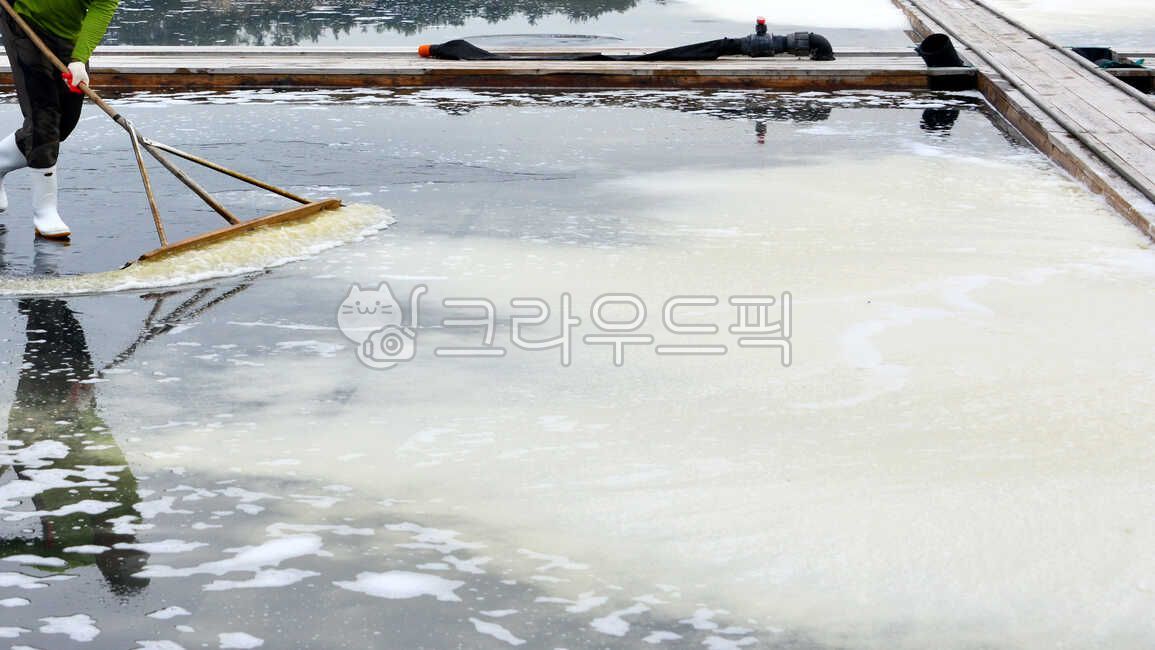 outdoors,옥외,영광천일염자연학습장,영광천일염,영광염전,영광염산면두우리염전,염산염전,두우리염전,영백염전,천일염,천일염염전,소금작업,염전작업,장화