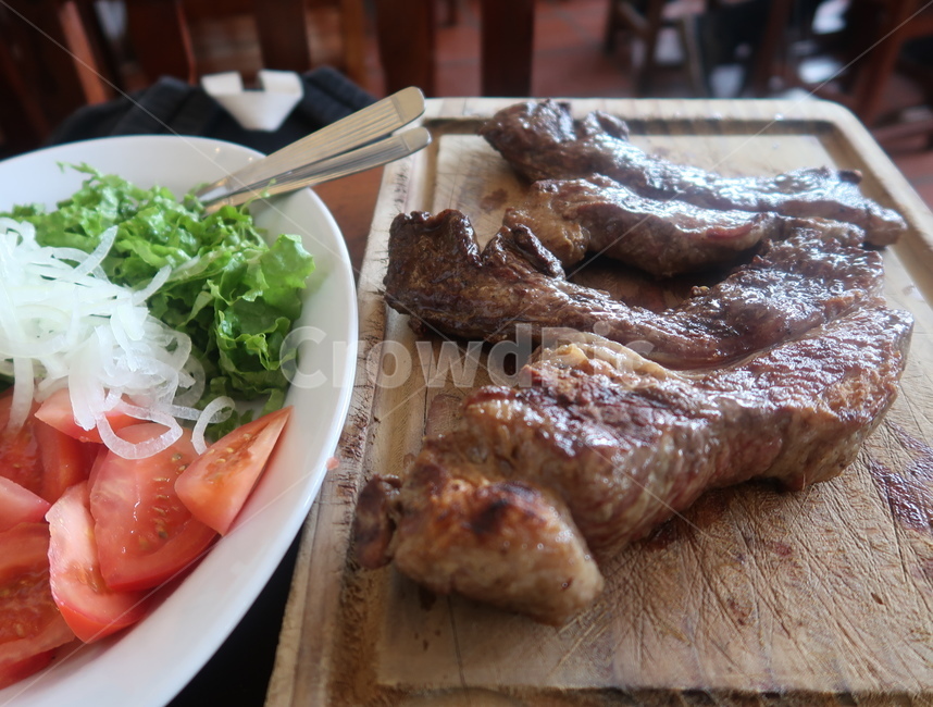 furniture,가구,chair,의자,나무,샐러드,토마토,채소,야채,초록,양파,고기,소고기,asado,바게트,빵,오일,식당,도마,갈비,외국,유럽,음식,food,meal,점심,식사,맛집,남미,중남미,돼지고기,음식,식재료,요리,food,cook,meal,dishes,food reserves,양식,서양음식,서양요리,western food,western dishes,western meal,western cook