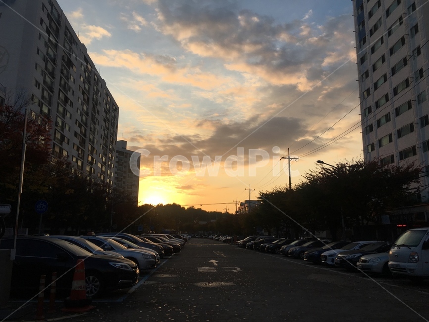 노을,석양,sunset,주차장풍경,풍경,scenery,저녁하늘,건물사이,감성,구름