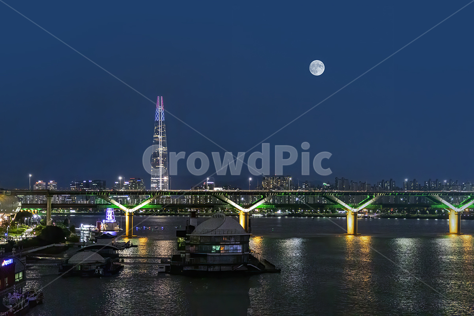 night view,Han River Bridge,full moon,Full moon of the first lunar month,nature,Lotte Tower,Han River night view,water,Han River,moon,outdoors,Cheongdam Bridge,Ttukseom Resort,Lotte World Tower,bridge