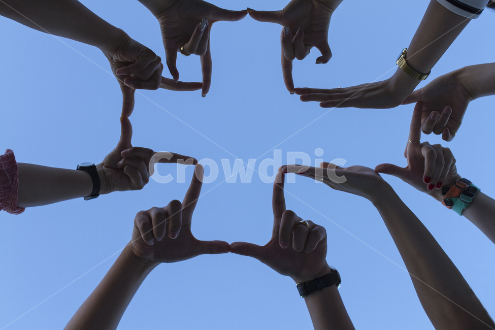 십자가,교회,기독교,종교,예수,손가락,손,손바닥,역광,실루엣,사람,인물,인간,human,person,신체일부,몸,body,친구,우정,friendship,companion,종교,신앙,religion,belief,faith,연출,컨셉,콘셉,direction,concept