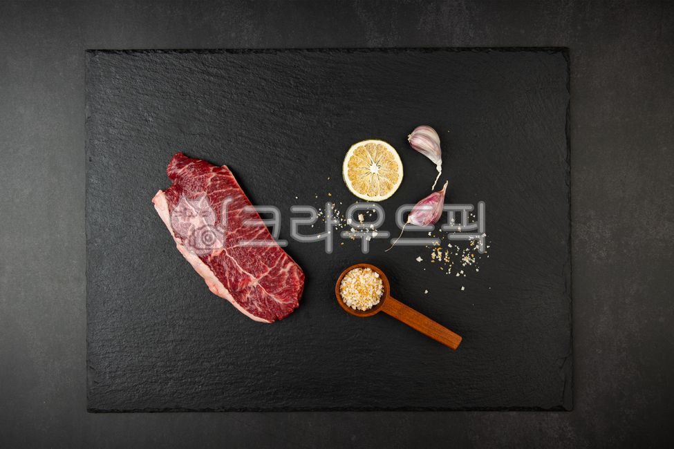 생고기,소고기,한우,부채살,특수부위,소금,마늘,플레이팅,조리전,돌판,블랙,도마,연출,연출컷,스튜디오,음식,요리,신선한,육질,육즙,마블링,바비큐,바베큐,고기,육류,음식,식재료,요리,food,cook,meal,dishes,food reserves