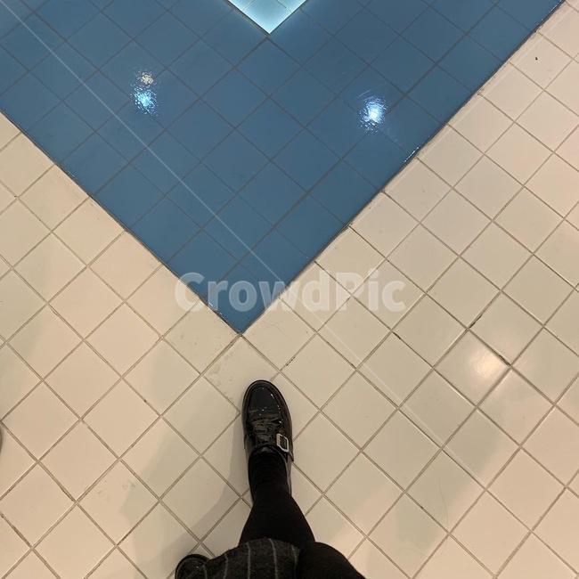 타일,tile,발,감성,수영장,감성사진,신발,구두,로퍼