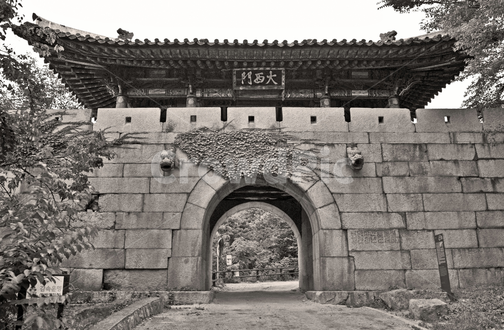 대서문,북한산,북한산성,성문,조선시대,홍예문,누혈,초루,총안,여장,정문,단색,흑백,모노톤,monochrome,black and white