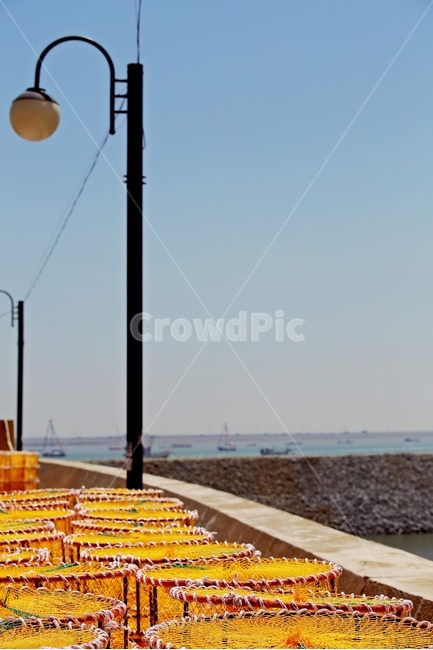 바닷가,부둣가,가로등,하늘,통발,노란통발,바다,sea,beach,sky,streetlamp,자연,풍경,nature,landscape,한국자연풍경,한국자연경관,korea nature landscape,산업,industry,industrial,어업,fishery,fishing industry