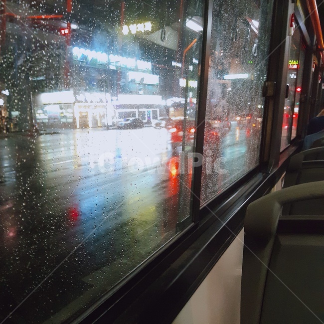 비,창가,도로,자동차,버스안