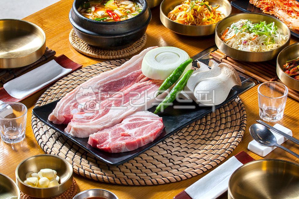 pepper,Soybean paste stew,soup,table setting,Meat restaurant,onion,raw meat,black money,Hallasan Jeju Pork Belly,pork,Raw neck meat,vegetable,pig,side dish,pork belly,Pork neck loin,Jirisan Plateau Black Pork,Grilled Pork Belly,mushroom,Raw pork belly,Por