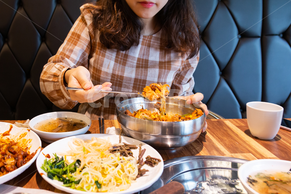 비빔밥,볶음밥,여성,혼밥,식당,외식,식사,숟가락,다이어트,음식,요리,매운,매콤한,나물,나물비빔밥,맛있는,사람,인물,밥,사람,인물,인간,human,person,여성,여자,woman,female,lady,음식,식재료,요리,food,cook,meal,dishes,food reserves