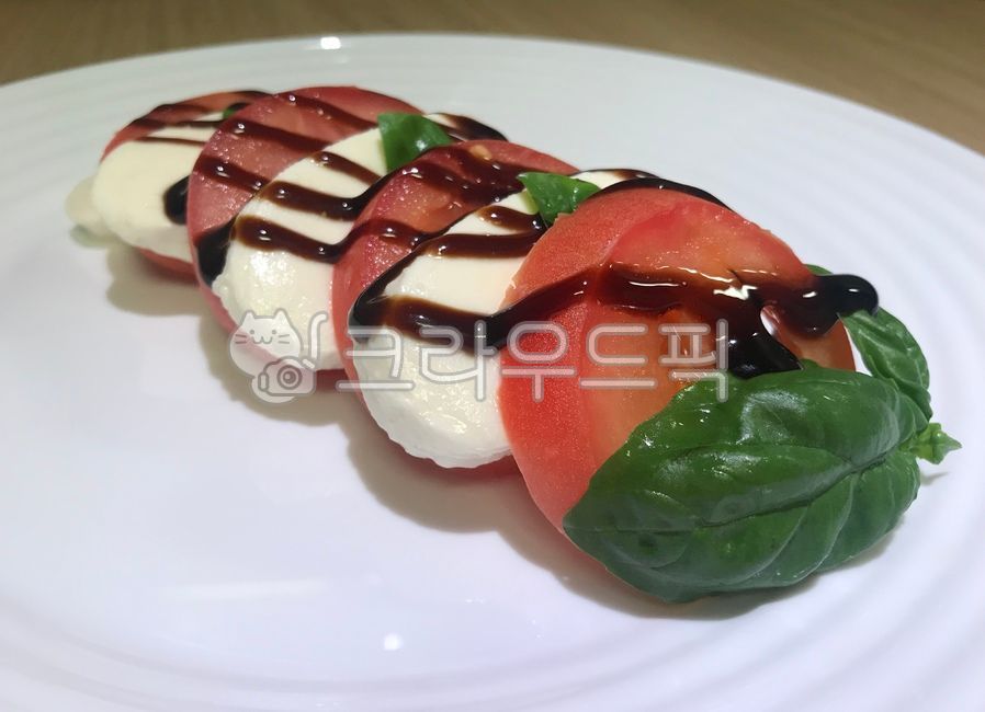 French cuisine,salad,Caprase,Italian cuisine,caprese,Balsamic vinegar,tomato,diet,cheese,Balsamic sauce