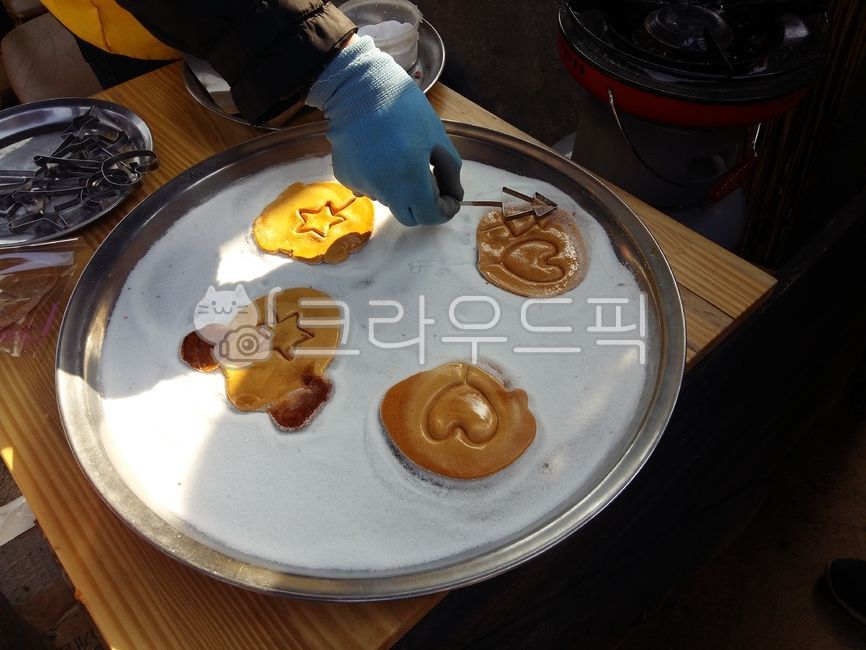 note,to make,memory,snack,glove,plate,briquet,bowl,podium fire,Gloves,ladle,Dalgona,foodpresentation,sugar cookies,star,cream,heart,food,dessert,sugar