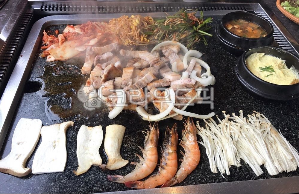 삼겹살,돼지고기,고기,돌판,버섯,새우,콩나뮬,계란찜,된장찌게,된장찌개,찌게,찌개,뚝배기,양파,김치,부추,돼지,구이,식재료,한식,한국음식,한국요리,먹방,밥도둑,팽이버섯,새송이버섯,음식,요리,식사,육류,meal,food,dish,pork,cook,meat,koreanfood