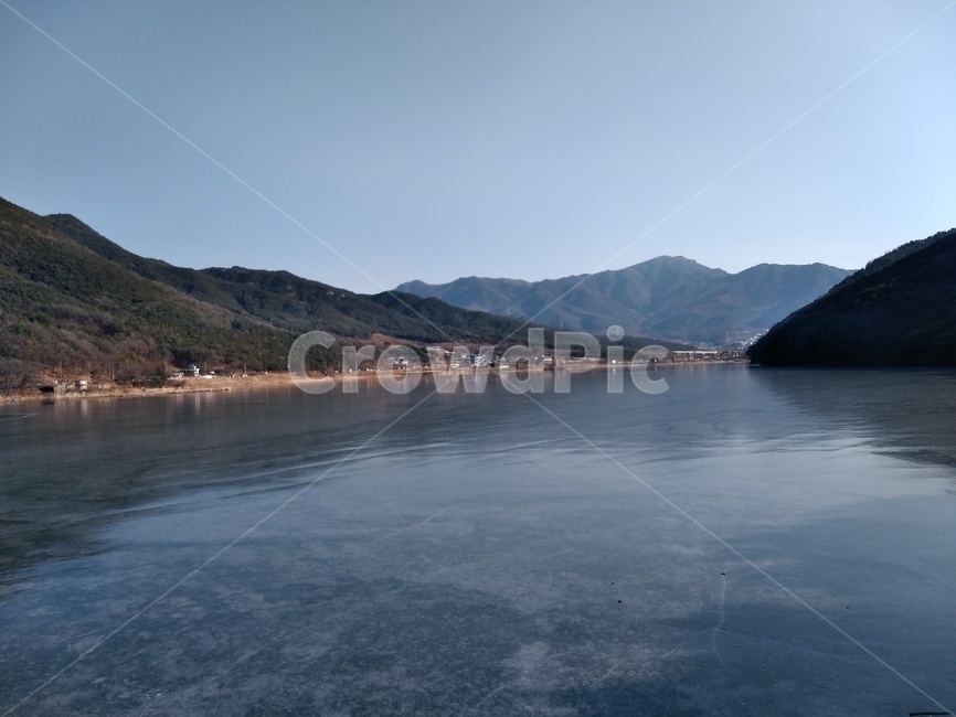호수,얼음,산,구름없는하늘,겨울,겨울,계절,winter,season,자연,풍경,nature,landscape,water,물,outdoors,옥외