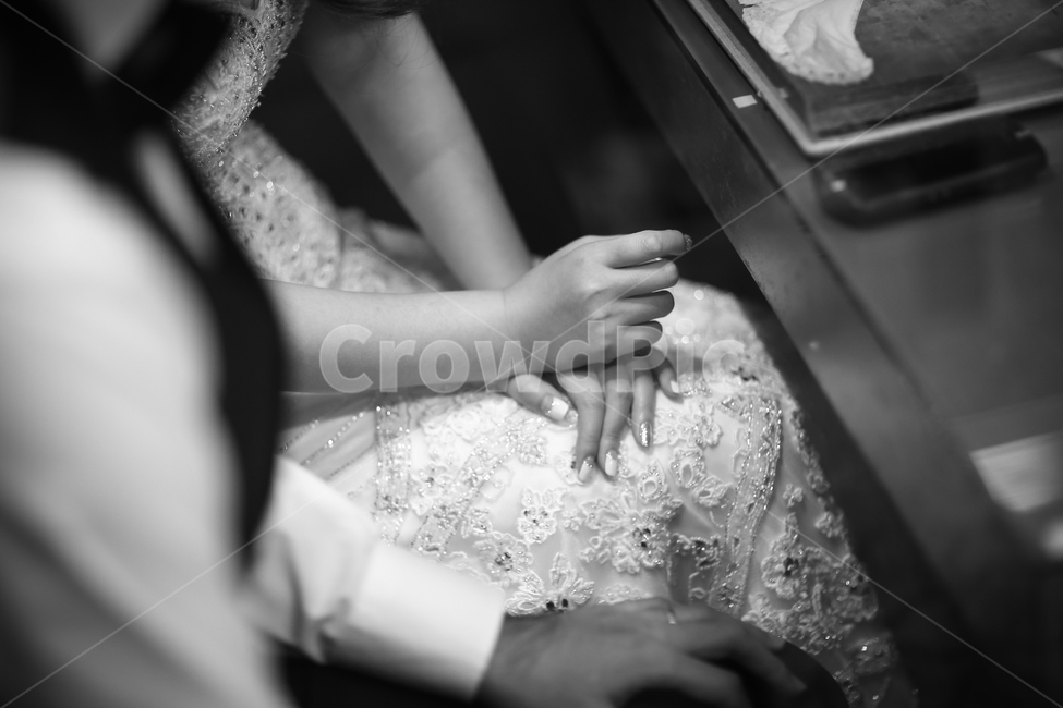 clothing,의류,apparel,의복,finger,손가락,웨딩,웨딩드레스,결혼,혼례,웨딩,wedding,marriage,marry,흑백,모노톤,monochrome,black and white