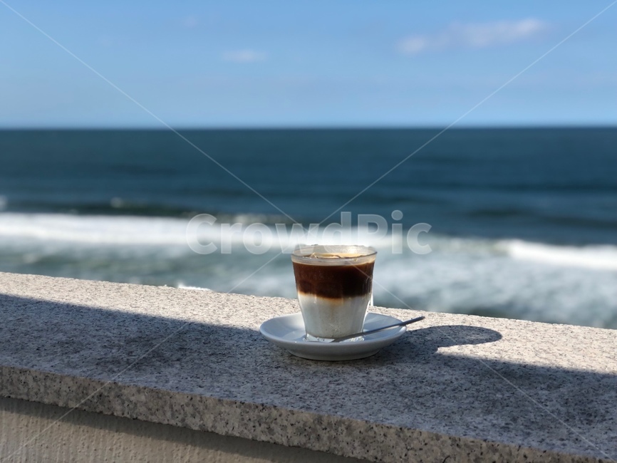 커피,플랫화이트,야외카페,바닷가,받침접시,커피컵,coffee,coffeecup,cafe,커피,카페,coffee,cafe