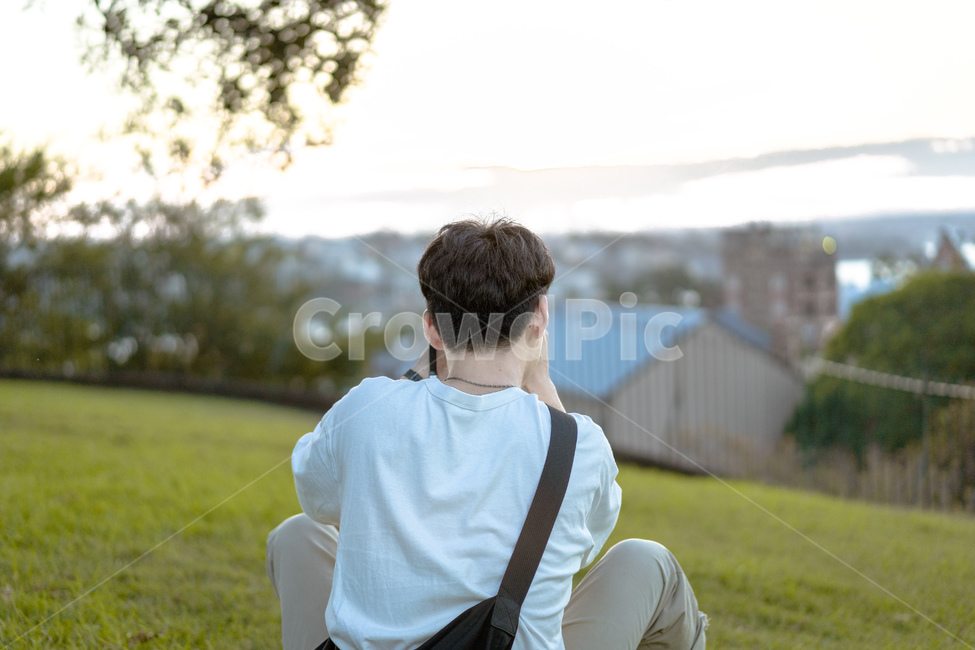 뒷모습,인물,잔디,동산,노을,사진가