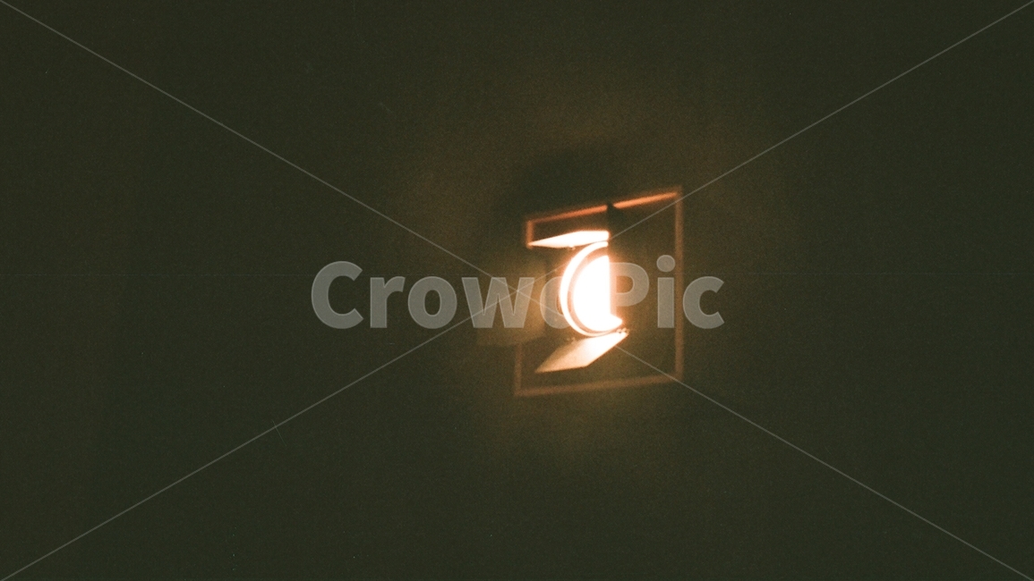 조명,램프,빛,명암,어두움,밝음,lighting,검은색,검정,블랙,black,하얀색,하양,white,화이트,lamp,벽,실내,내부,건물,인테리어,필름,필름사진,필름카메라