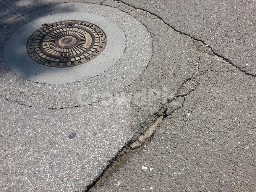 도로,맨홀,파손,manhole,훼손,breakage,breakdown,damege,갈라진,움푹파인,crack,gape,split,아스팔트,주물,맨홀뚜껑