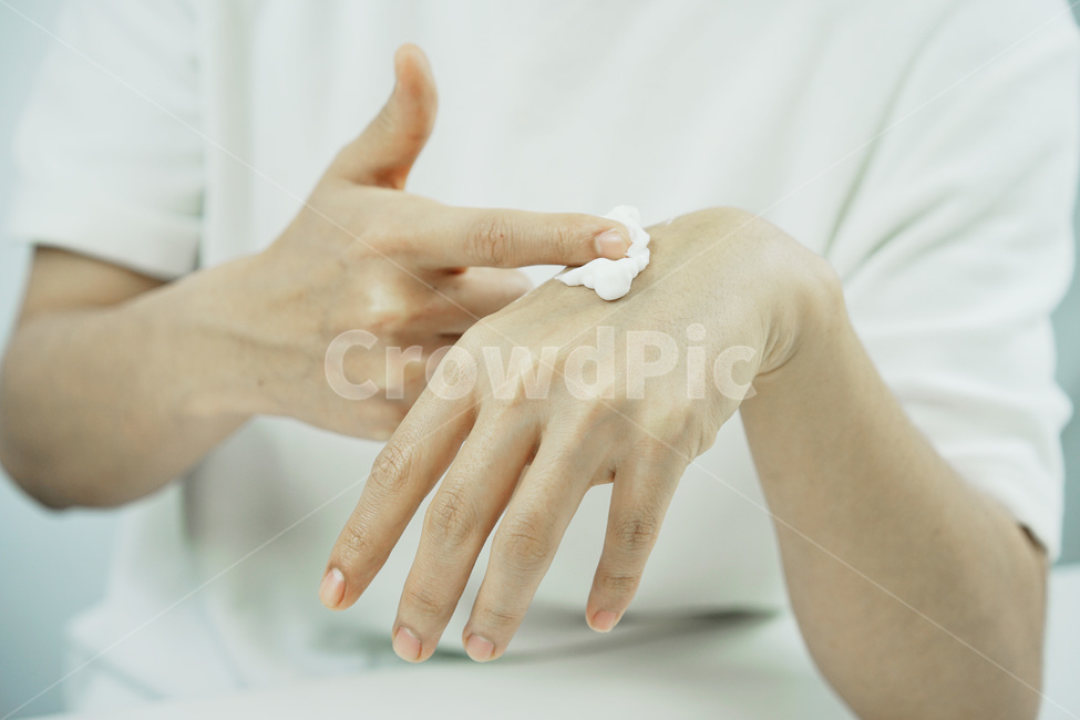 손,신체일부,뷰티,스킨케어,피부관리,화장품,핸드크림,hand,cream,beauty,skincare,cosmetic,남성,사람,인물,인간,human,person,신체일부,몸,body,뷰티,미용,beauty treatment