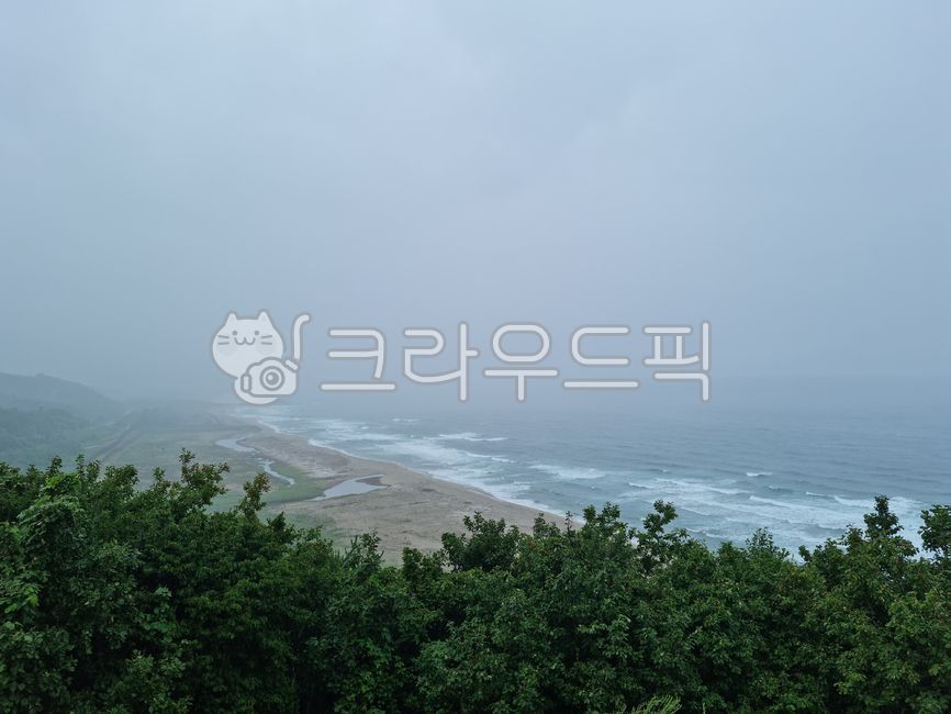 대한민국,통일전망대,강원도,고성,바다,바닷물,바닷가,해변,dmg,숲,나무,여름,모래사장,해안가,해안선,수평선,파도,포말,자연,안개,물안개,흐린날,안개낀