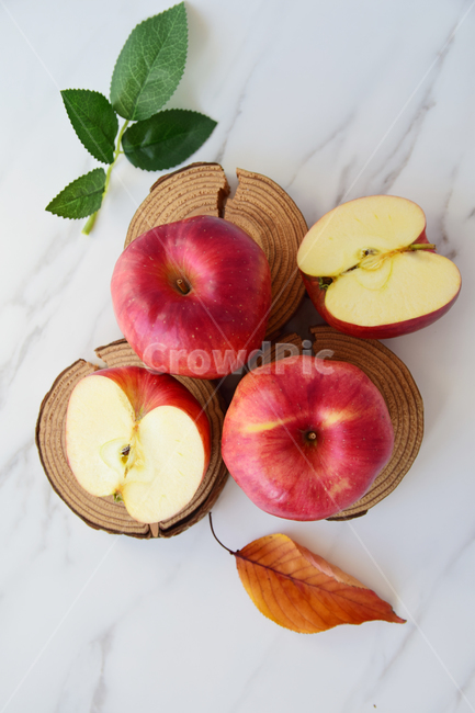 사과,과일,음식,반쪽사과,반쪽,나무,나무조각,낙엽,나뭇잎,커팅,탐스러운,apple,food,fruit,cutting,cut,leaf,음식,식재료,요리,food,cook,meal,dishes,food reserves,과일,열매,fruit