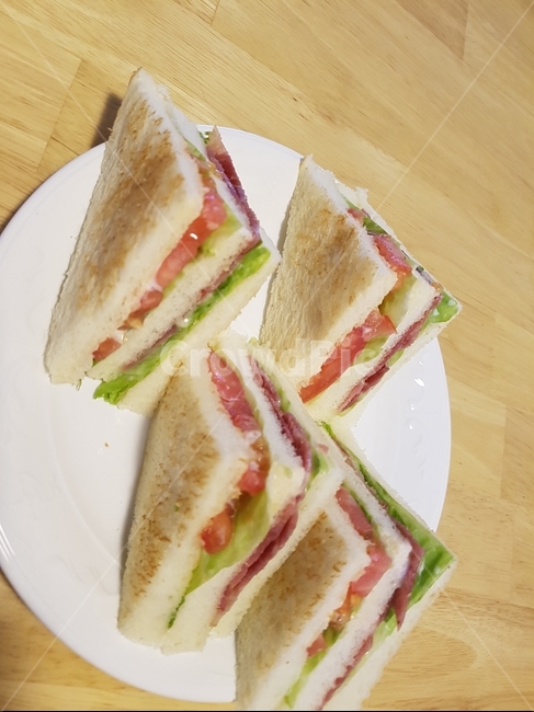 샌드위치,빵,토마토,수제샌드위치,아침식사,음식,식재료,요리,food,cook,meal,dishes,food reserves,디저트,간식,후식,dessert,snack