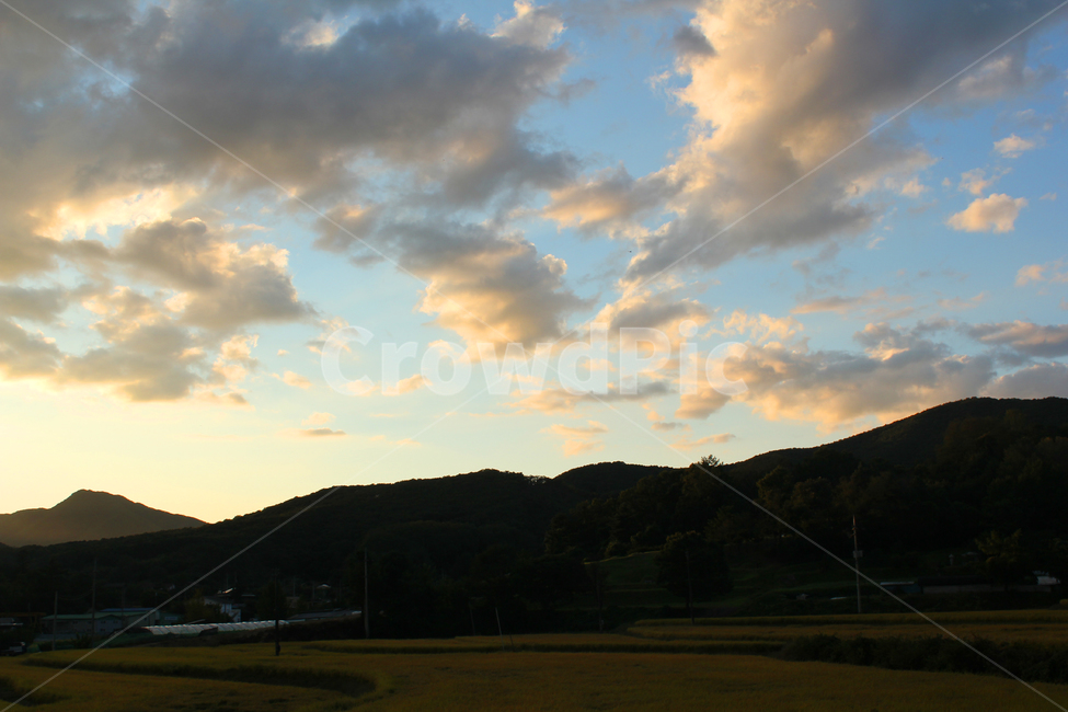 하늘,자연,풍경,노을,해질녘,저녁,산,실루엣,농촌,먼산,어두운,다크,파랑,블루,퍼플,컬러풀,스카이,구름,구름낀,밤,밤하늘,주황색,파란색,빛,햇빛,태양,해,아침,새벽,일출