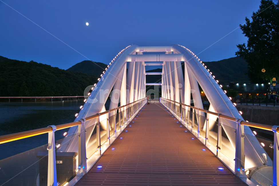 백운호수,의왕,아치형보도교량,야경,호수,다리,조명,야경,밤,풍경,nightscape,night,landscape,사람,인물,인간,human,person,남성,남자,man,male,건축물,건물외관,exterior,building,structure,architecture,construction,bridge,건물