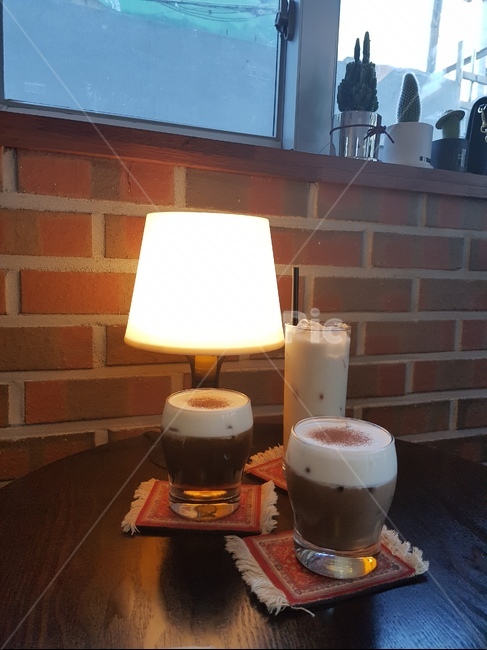 조명,아이스커피,벽돌,카페,아인슈페인,선인장,고급분위기