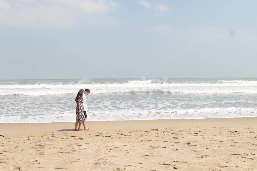 걷는사람,해변가,바다,sea,커플,couple,view,부부,신혼여행,사람,human,person,풍경,하늘,sky,날씨,흐린날씨,베트남,여행,호이안,다낭,hoian,danang,vietnam,travel,남녀,배경,모습,인물,water,물,nature,자연,ocean