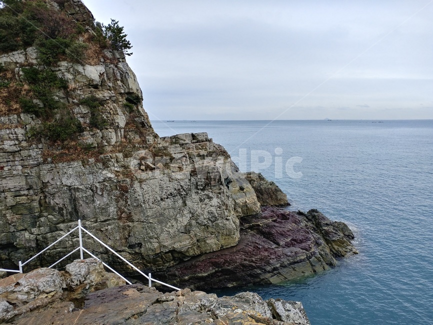 한국,바다,암벽,구름,돌,자연,풍경,nature,landscape,한국자연풍경,한국자연경관,korea nature landscape,promontory,곶,cliff,낭떠러지,outdoors,옥외